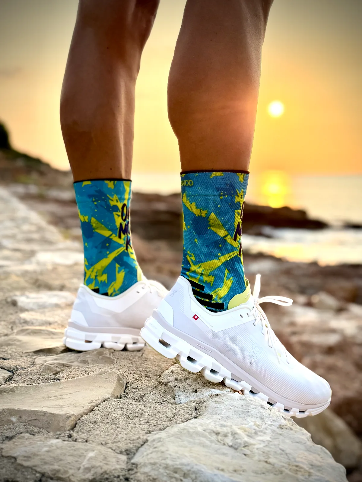 Calcetines deportivos trueWOD One More KM al atardecer junto al mar
